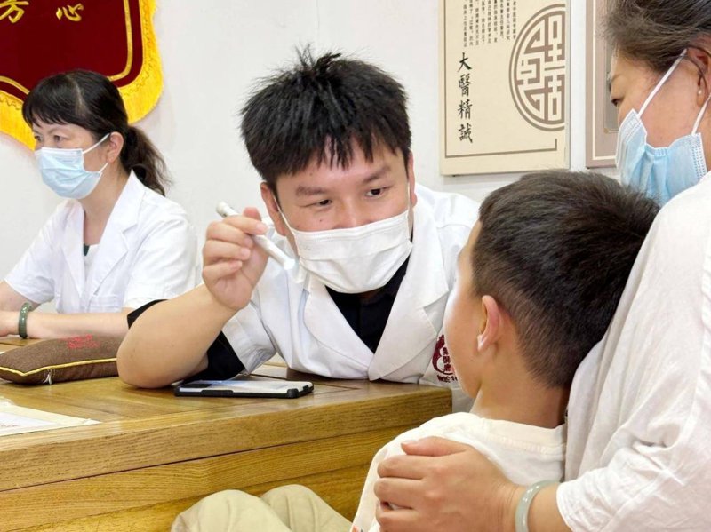 史华医生,天津中医药大学第一附属医院的知名儿科专家,在中医儿科领域享有盛誉。今天,我们将通过对比的方式,分析史华医生与其他儿科医生的不同之处。